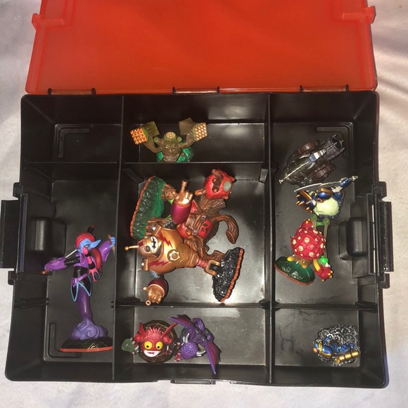 Skylanders Giants figures w/ organizer box - Picture 8 of 8